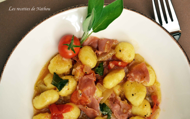 Gnocchis de pomme de terre au jambon de Parme et à la sauge
