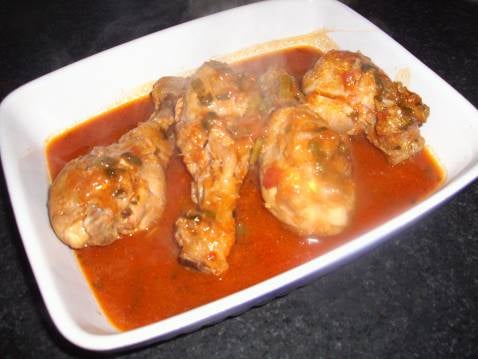 Cuisses de poulet marinées à la sauce tomate