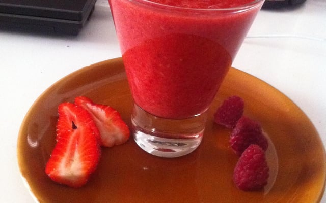 Smoothie sans sucre : fraises, bananes, framboises, citron, oranges pamplemousse