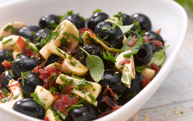 Salade de champignons aux olives et viande des grisons