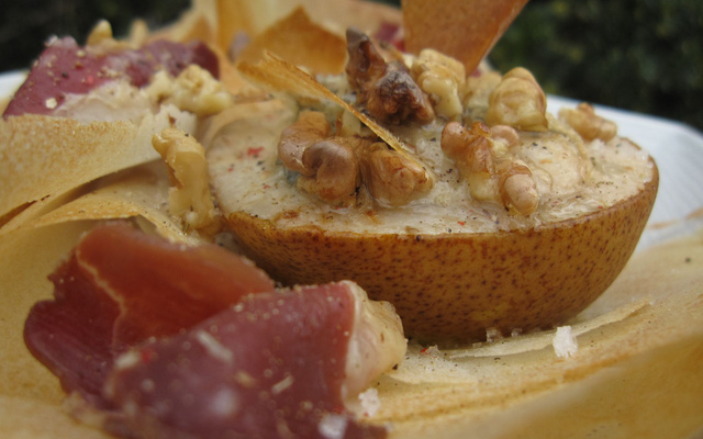 Poire farcie au roquefort et noix sur feuille de brick