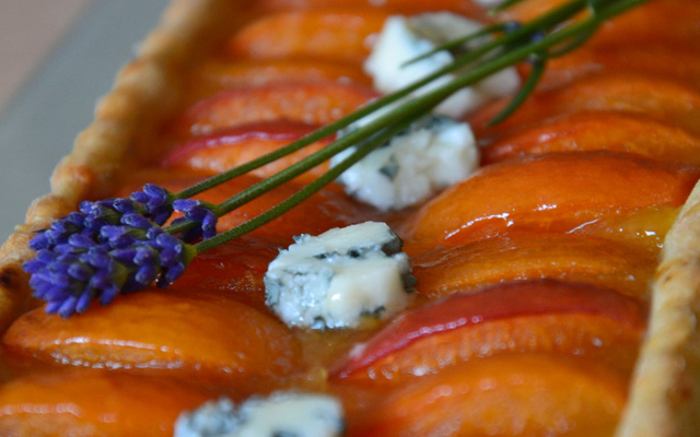 Tarte abricots à la lavande et roquefort papillon