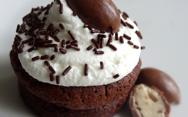 Cupcake mousseux au chocolat avec sa chantilly et son shoko-bons!