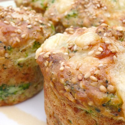 Muffins emmental, sésame et brocolis