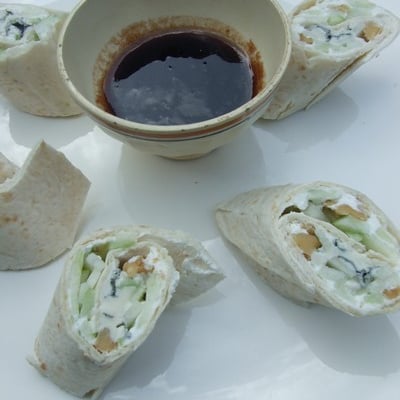 Wraps Roquefort Papillon, noix et pomme verte et sa vinaigrette au vin de noix