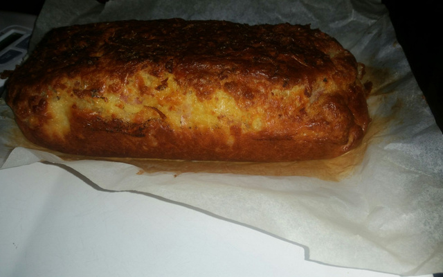 Cake salé au jambon, fromage et olives