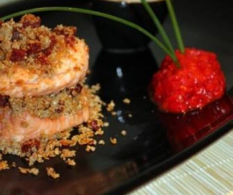 Millefeuilles de saumon et crumble de chorizo, quenelle de poivron grillé et nuage de coco à la citronnelle