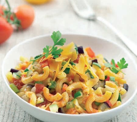 Grandes coquillettes rayées aux œufs frais Lustucru avec petite ratatouille et mimolette vieillie râpée