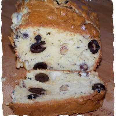 Cake aux noix, roquefort et olives