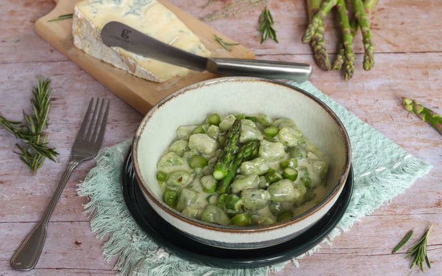 Gnocchetti aux herbes aromatiques, sauce au Gorgonzola AOP et asperges