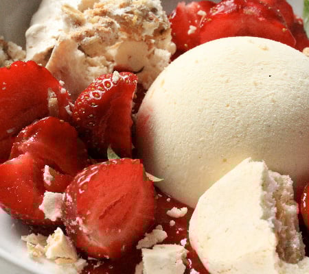Parfait à la vanille fraises danoises et meringues croustillantes au muesli