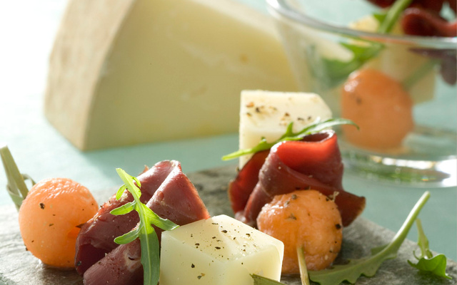 Piques de Pur Brebis Pyrénées à la roquette, au melon et au magret fumé