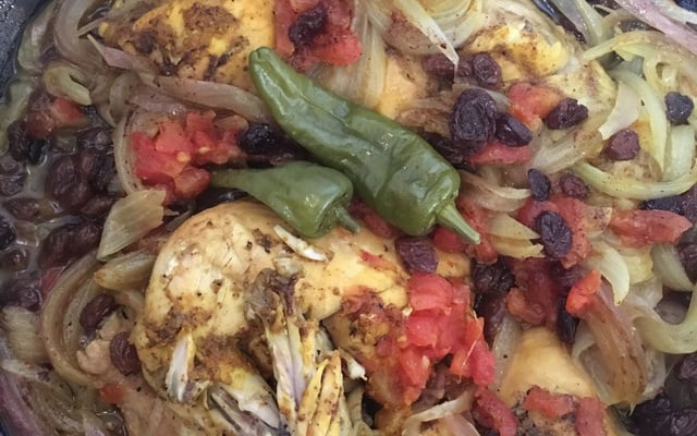 Tajine de poulet rapide aux oignons et raisins secs