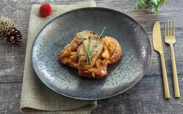 Foie gras poêlé aux pommes sur brioche perdue