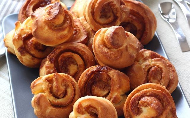 Petites brioches roulées à la cannelle au four combiné vapeur