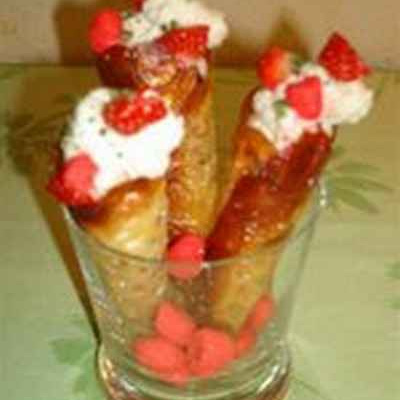 Cornets gourmands acidulés au chocolat blanc et aux deux fraises