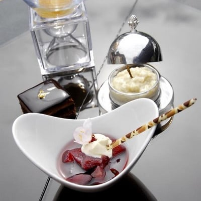 Poires pochées au vin et aux épices