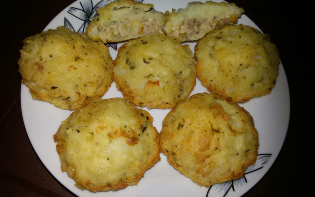 Croquettes de pommes de terre farcies au poulet