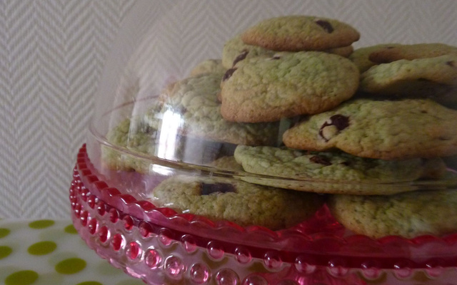 Cookies à la pistache, pépites de chocolat au lait et fraises confites
