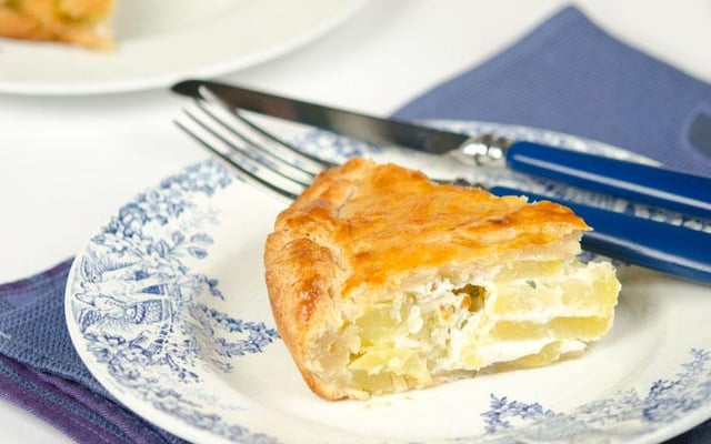 Tourte aux pommes de terre et au boursin à l'ail et aux fines herbes