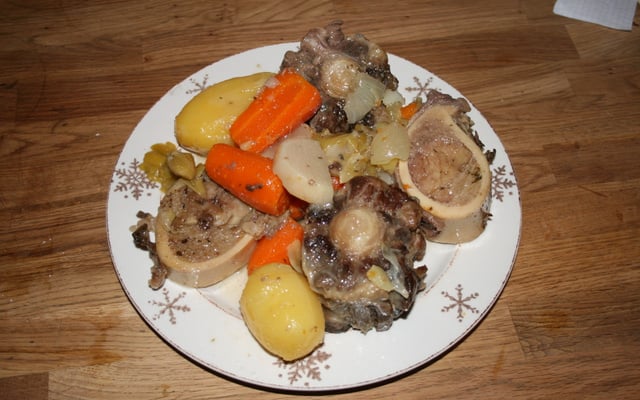 Pot au feu de queues de bœuf et ses tartines de moëlle