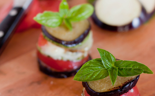 Millefeuille d'aubergines, courgettes, tomates et chèvre