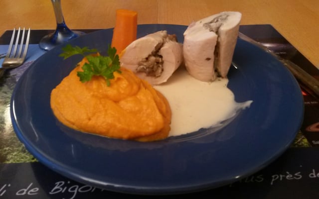 Cannelloni de poulet aux champignons sauce suprême, purée de patate douce et carottes glacées