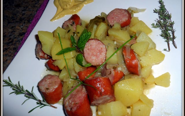 Ragoût de pommes de terre avec des saucisses fumées