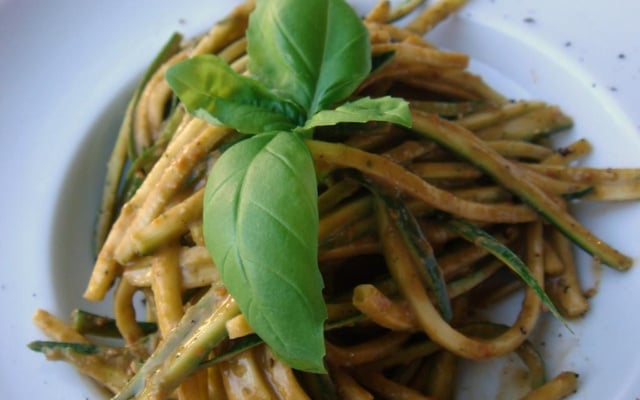 Tagliatelles de courgettes aux tomates et basilic