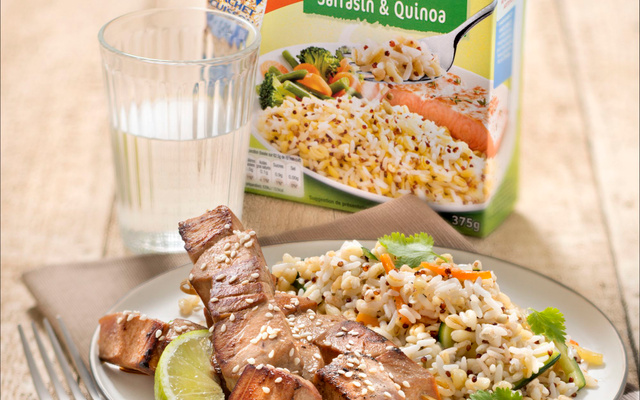 Brochettes de thon mariné au soja, riz, blé, sarrasin & quinoa