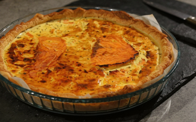 Tarte saumon fumé, ail et fines herbes