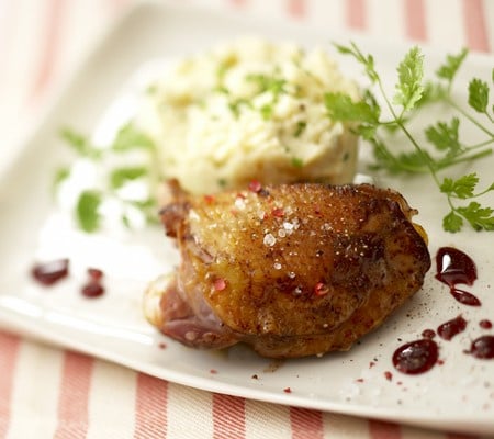 Suprême de poulet laqué au Floc de Gascogne rouge en aigre doux, écrasée de pommes de terre