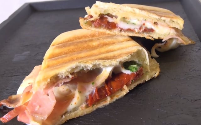 Panini jambon-tomate-mozzarella