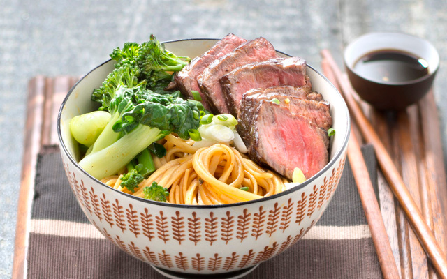 Wok de nouilles au poulet et aux pousses de haricots mungo