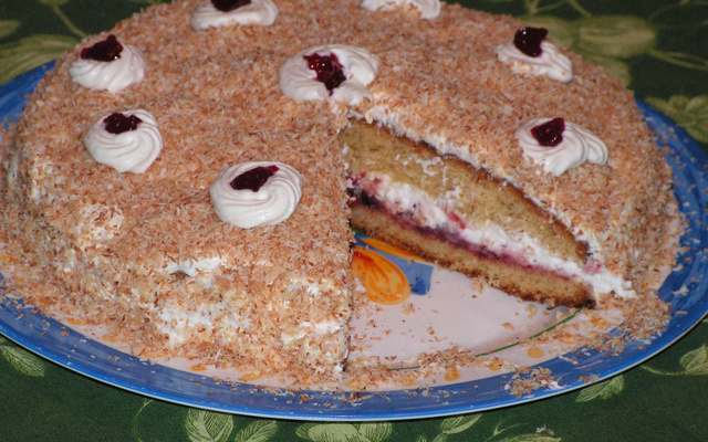 Gâteau noix de coco fourré à la confiture et Chantilly