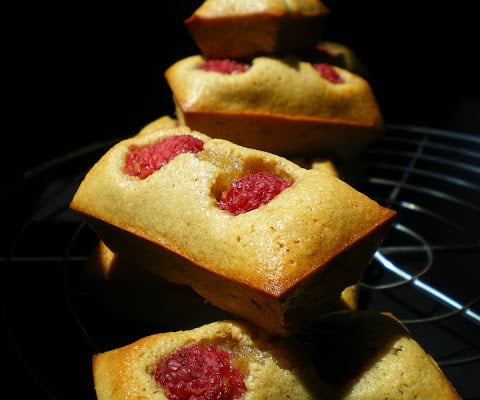 Financiers aux framboises et pâte à pistache