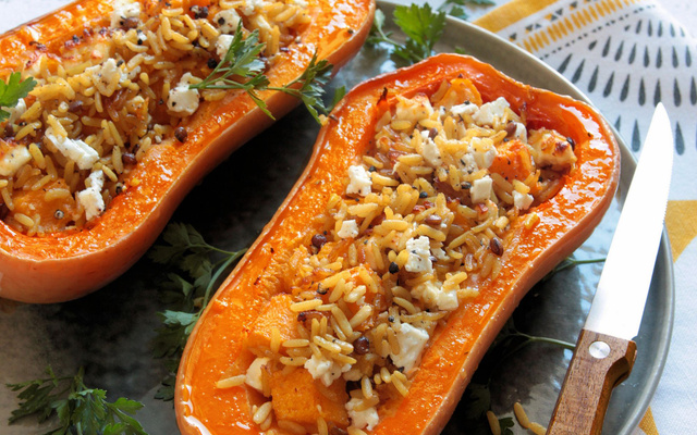 Butternut farci, riz & lentilles au curry & feta