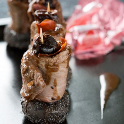 Brochette de canard au Mon chéri. Scone tout noir.