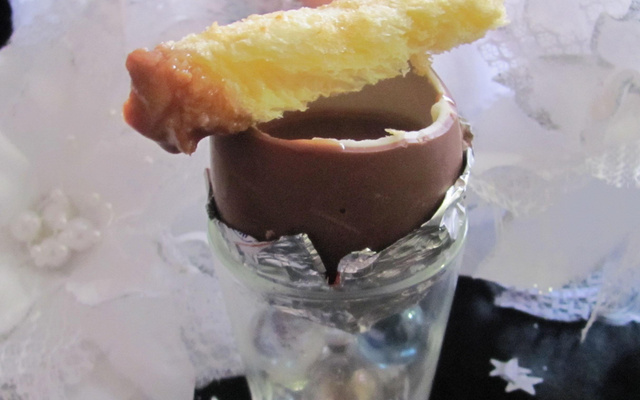 Kinder coque à la crème de Nutella et ses mouillettes de brioche grillées au miel