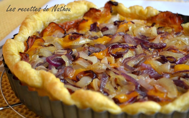 Tarte aux deux oignons, lard et cheddar