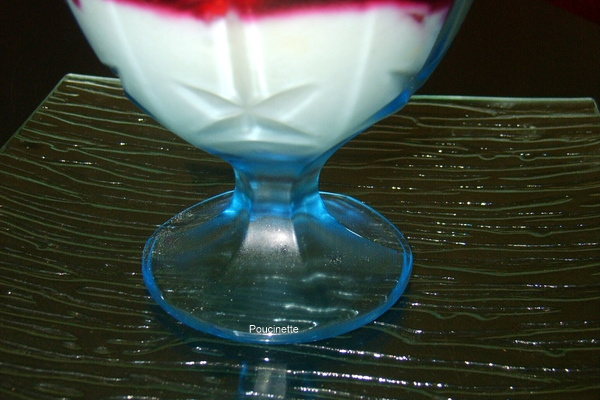 Verrine de fraises et son coulis d'hibiscus