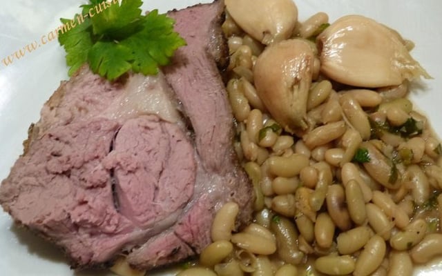 Gigot raccourci confit, aux gousses d'ail et chevriers verts