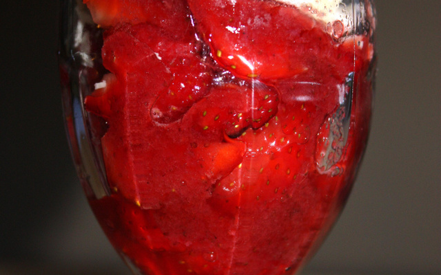 Verrine fraise, mascarpone et copeaux de chocolat blanc