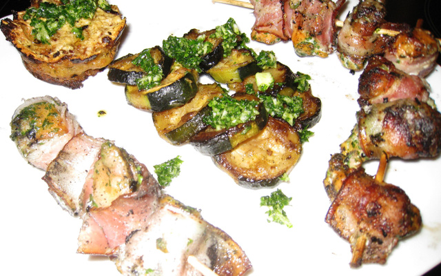 Brochettes de saumon au lard, courgettes persillées et gratin dauphinois aillé