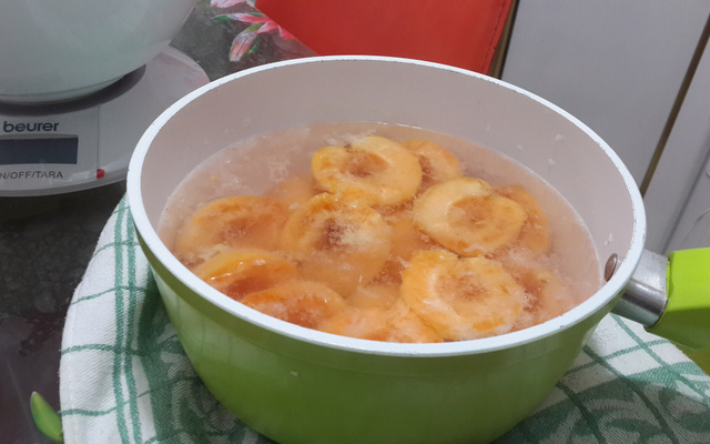 Glace à l'abricot sans sorbetière
