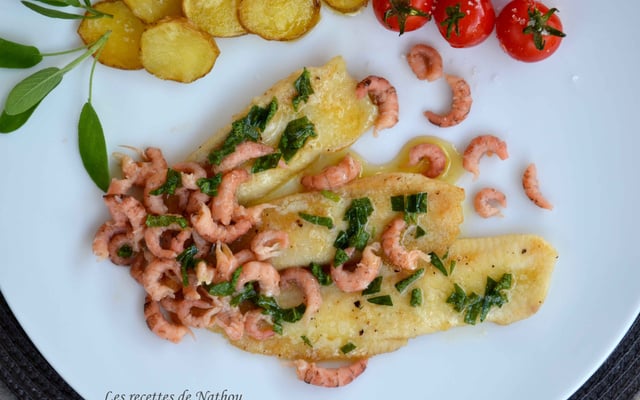 Filets de sole au beurre de sauge et crevettes grises