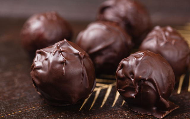 Chocolats fourrés au praliné.
