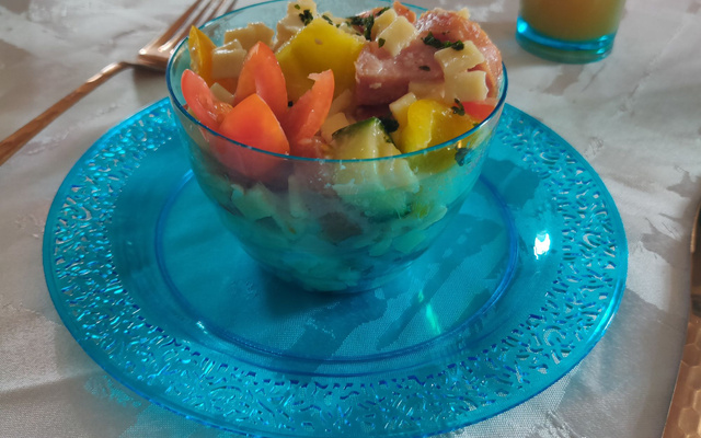 Salade de crozets, dés de tomates, poivron jaune, concombre, féta, basilic, vinaigrette à l'huile d'olive et au citron