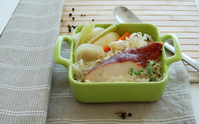 Choucroute au filet de poulet fumé et légumes de saison