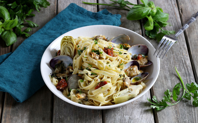 Tagliatelles aux palourdes, artichauts et tomates séchées